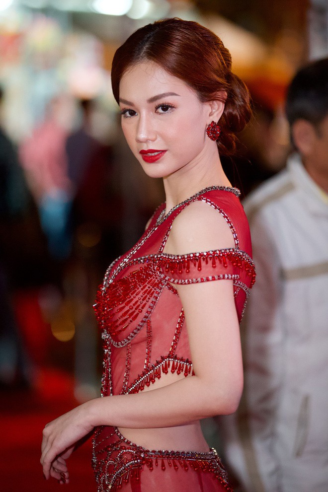 Dàn sao Việt hội tụ trên thảm đỏ Liên hoan phim Việt Nam 2017